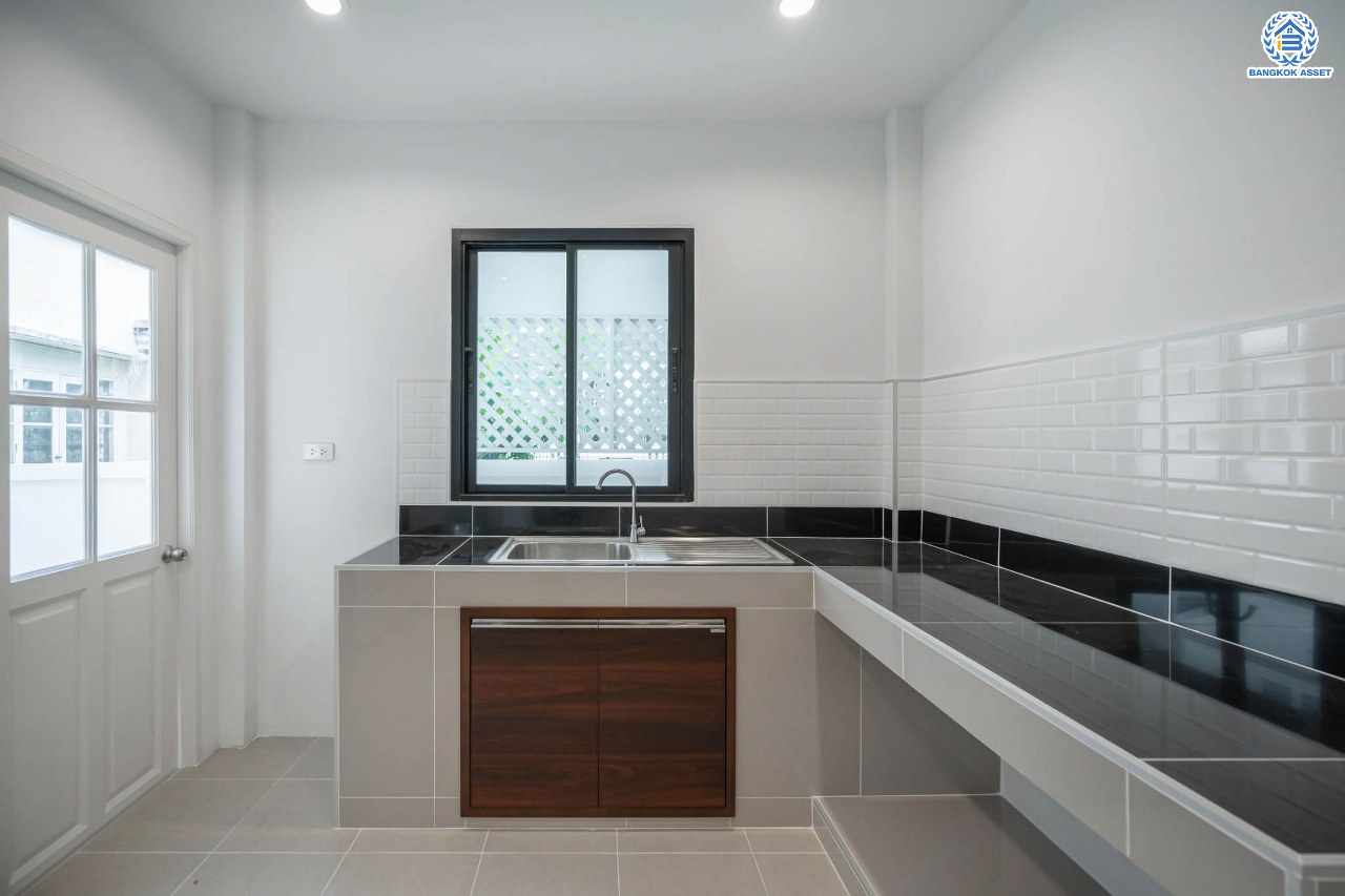 บ้านมือสองตกแต่งใหม่ แบรนด์ LH โครงการ ชัยพฤกษ์ บางบัวทอง หลังใหญ่ วิวสวนสาธารณะ เนื้อที่ 55.5 ตร.ว. ฟังก์ชัน 3 ห้องนอน 3 ห้องน้ำ 1 ห้องแม่บ้าน จอดรถได้ 1 คัน พร้อม Facilities ครบครัน บนทำเลเดินทางสะดวก ติดถนนบางกรวย-ไทรน้อย ใกล้เซ็นทรัลเวสต์เกต และรถไฟฟ้าสายสีม่วง "สถานีบางพลู"